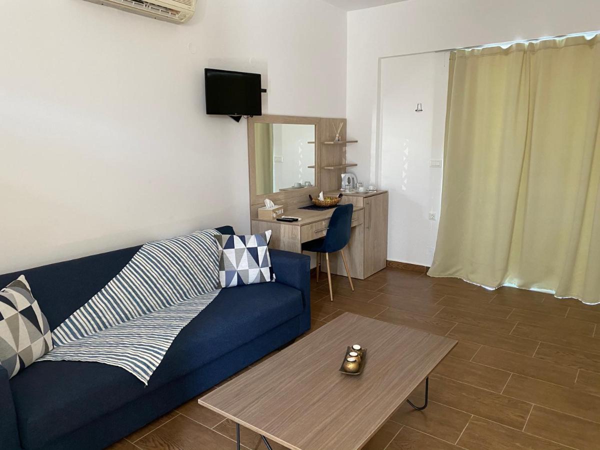 Grande Blue Suites With Private Bay 아크앤젤로스 외부 사진